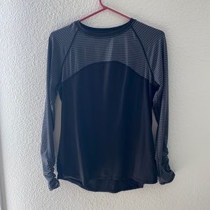 Avia Women’s size Small work out long sleeve shirt